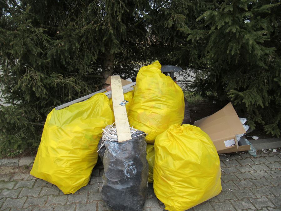 Śmieci z budowy w koszu ulicznym