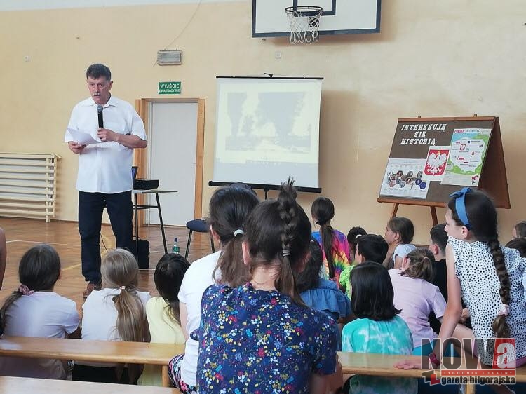 Spotkanie z uczniami w sali ginastycznej SP nr 3 w Biłgoraju