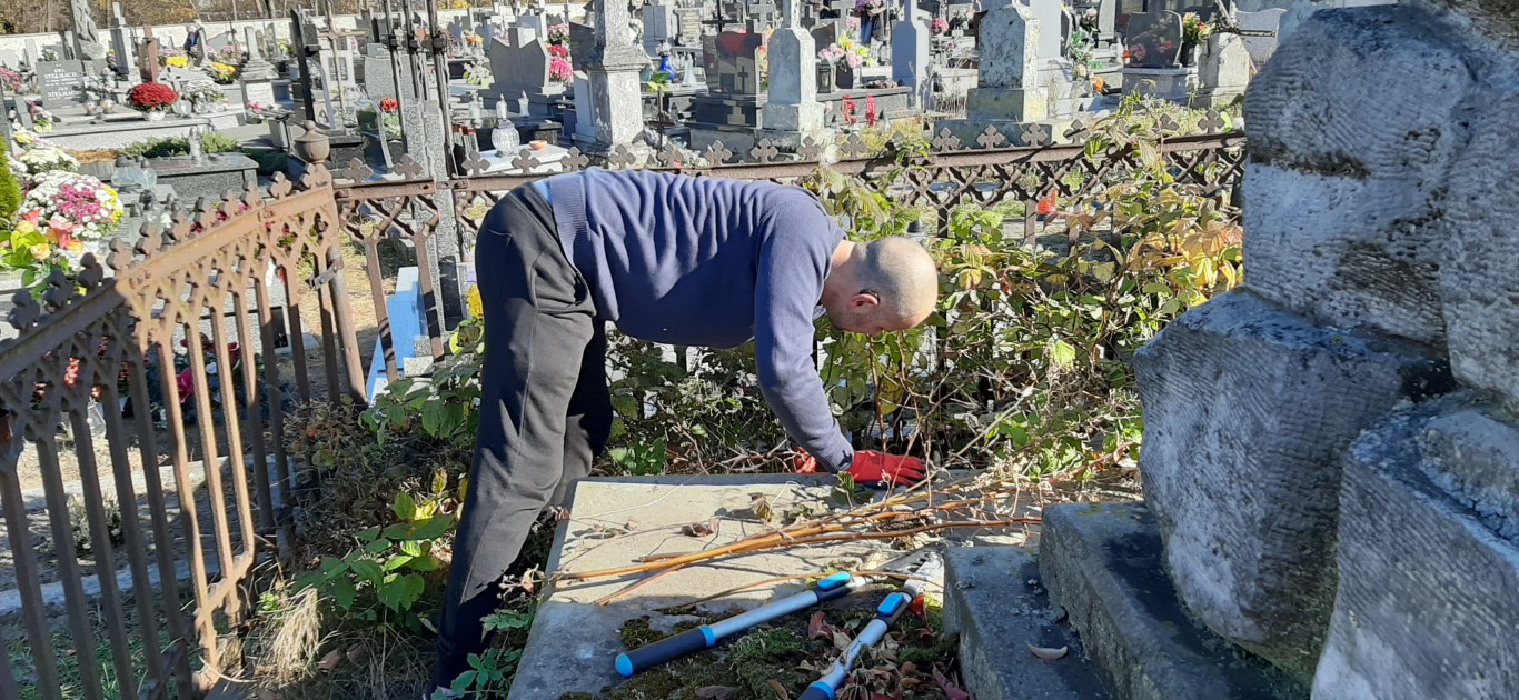 1. Członkowie i sympatycy BTR podczas akcji sprzątania grobu Marianny i Leona Malhomme 30 X 2021